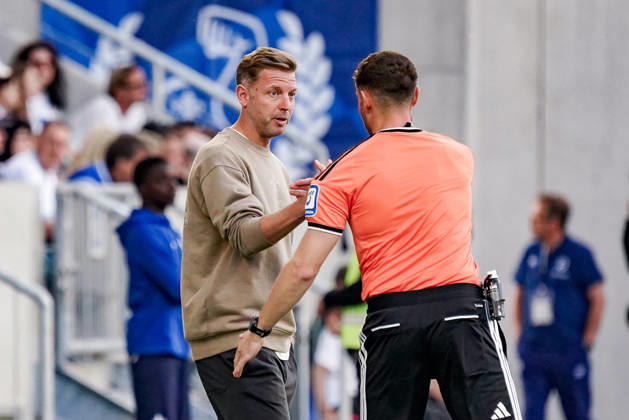 Deutschland: Fussball Saison 2026 2027 , 2. Bundesliga , 5. Spieltag , SV Darmstadt 98 vs. Arminia Bielefeld - Merck-Stadion am Böllenfalltor (Darmstadt) : Florian Kohfeldt (Trainer, SV Darmstadt 98) mit Schiedsrichter, Mimik, Gesichtsausdruck, Emotion Darmstadt Merck-Stadion am Böllenfalltor Deutschland Germany Copyright: xBennetxLongx