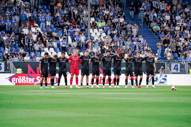 Deutschland: Fussball Saison 2026 2027 , 2. Bundesliga , 5. Spieltag , SV Darmstadt 98 vs. Arminia Bielefeld - Merck-Stadion am Böllenfalltor (Darmstadt) : Bielefelder Mannschaft bei Gedenkminute Darmstadt Merck-Stadion am Böllenfalltor Deutschland Germany Copyright: xBennetxLongx
