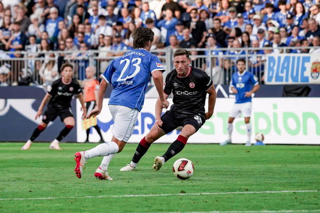 Deutschland: Fussball Saison 2026 2027 , 2. Bundesliga , 5. Spieltag , SV Darmstadt 98 vs. Arminia Bielefeld - Merck-Stadion am Böllenfalltor (Darmstadt) : Carlo Sickinger (SV Darmstadt 98, 23) am Ball, im Ballbesitz, im Zweikampf mit Marius Wörl (Arminia Bielefeld, 38) Darmstadt Merck-Stadion am Böllenfalltor Deutschland Germany Copyright: xBennetxLongx