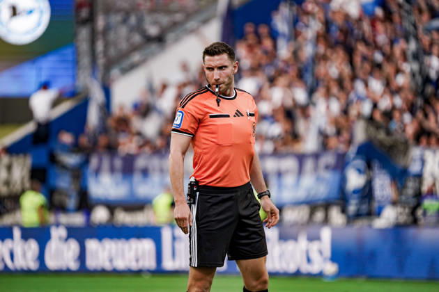 Deutschland: Fussball Saison 2026 2027 , 2. Bundesliga , 5. Spieltag , SV Darmstadt 98 vs. Arminia Bielefeld - Merck-Stadion am Böllenfalltor (Darmstadt) : Eric Weisbach (Schiedsrichter, Unparteiischer) Mimik, Gesichtsausdruck, Emotion Darmstadt Merck-Stadion am Böllenfalltor Deutschland Germany Copyright: xBennetxLongx