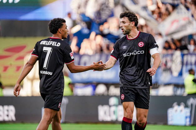 Deutschland: Fussball Saison 2026 2027 , 2. Bundesliga , 5. Spieltag , SV Darmstadt 98 vs. Arminia Bielefeld - Merck-Stadion am Böllenfalltor (Darmstadt) : Maximilian Bauer (Arminia Bielefeld, 5) und Henri Koudossou (Arminia Bielefeld, 7) Geste, Gestik, Emotion, Mimik, Gesichtsausdruck, Emotion Darmstadt Merck-Stadion am Böllenfalltor Deutschland Germany Copyright: xBennetxLongx