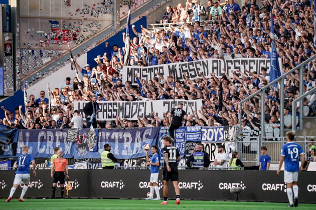 Deutschland: Fussball Saison 2026 2027 , 2. Bundesliga , 5. Spieltag , SV Darmstadt 98 vs. Arminia Bielefeld - Merck-Stadion am Böllenfalltor (Darmstadt) : Zuschauer, Stadion, Fans, Tribüne, Banner, Protest Darmstadt Merck-Stadion am Böllenfalltor Deutschland Germany Copyright: xBennetxLongx