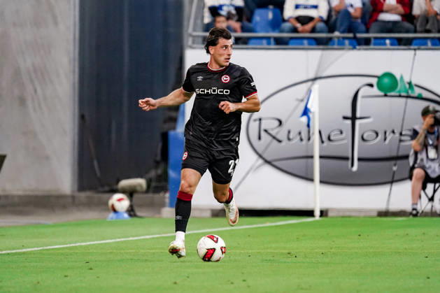 Deutschland: Fussball Saison 2026 2027 , 2. Bundesliga , 5. Spieltag , SV Darmstadt 98 vs. Arminia Bielefeld - Merck-Stadion am Böllenfalltor (Darmstadt) : Stefano Russo (Arminia Bielefeld, 21) am Ball, im Ballbesitz Darmstadt Merck-Stadion am Böllenfalltor Deutschland Germany Copyright: xBennetxLongx