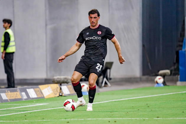 Deutschland: Fussball Saison 2026 2027 , 2. Bundesliga , 5. Spieltag , SV Darmstadt 98 vs. Arminia Bielefeld - Merck-Stadion am Böllenfalltor (Darmstadt) : Stefano Russo (Arminia Bielefeld, 21) am Ball, im Ballbesitz Darmstadt Merck-Stadion am Böllenfalltor Deutschland Germany Copyright: xBennetxLongx