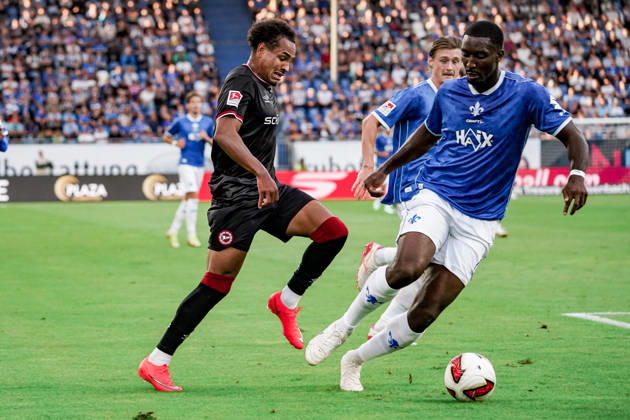 Deutschland: Fussball Saison 2026 2027 , 2. Bundesliga , 5. Spieltag , SV Darmstadt 98 vs. Arminia Bielefeld - Merck-Stadion am Böllenfalltor (Darmstadt) : Henri Koudossou (Arminia Bielefeld, 7) im Zweikampf mit Patric Pfeiffer (SV Darmstadt 98, 6) Darmstadt Merck-Stadion am Böllenfalltor Deutschland Germany Copyright: xBennetxLongx