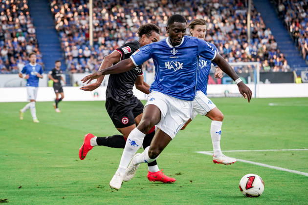 Deutschland: Fussball Saison 2026 2027 , 2. Bundesliga , 5. Spieltag , SV Darmstadt 98 vs. Arminia Bielefeld - Merck-Stadion am Böllenfalltor (Darmstadt) : Henri Koudossou (Arminia Bielefeld, 7) im Zweikampf mit Patric Pfeiffer (SV Darmstadt 98, 6) Darmstadt Merck-Stadion am Böllenfalltor Deutschland Germany Copyright: xBennetxLongx