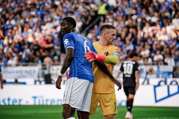 Deutschland: Fussball Saison 2026 2027 , 2. Bundesliga , 5. Spieltag , SV Darmstadt 98 vs. Arminia Bielefeld - Merck-Stadion am Böllenfalltor (Darmstadt) : Patric Pfeiffer (SV Darmstadt 98, 6) mit Marcel Schuhen (SV Darmstadt 98, 1) Geste, Gestik, Emotion Darmstadt Merck-Stadion am Böllenfalltor Deutschland Germany Copyright: xBennetxLongx