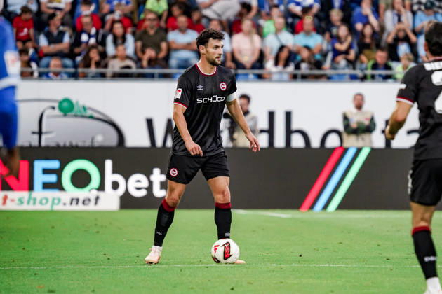 Deutschland: Fussball Saison 2026 2027 , 2. Bundesliga , 5. Spieltag , SV Darmstadt 98 vs. Arminia Bielefeld - Merck-Stadion am Böllenfalltor (Darmstadt) : Maximilian Bauer (Arminia Bielefeld, 5) am Ball, im Ballbesitz Darmstadt Merck-Stadion am Böllenfalltor Deutschland Germany Copyright: xBennetxLongx