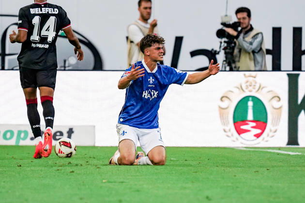 Deutschland: Fussball Saison 2026 2027 , 2. Bundesliga , 5. Spieltag , SV Darmstadt 98 vs. Arminia Bielefeld - Merck-Stadion am Böllenfalltor (Darmstadt) : Noah Weißhaupt Noah Weisshaupt (SV Darmstadt 98, 7) Geste, Gestik, Emotion, verletzt am Boden, Verletzung Darmstadt Merck-Stadion am Böllenfalltor Deutschland Germany Copyright: xBennetxLongx