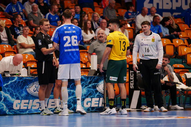 2. Handball-Bundesliga - 3. Spieltag: Dessau-Roßlauer HV 06 - VfL Eintracht Hagen Yannick Danneberg (Dessau-Roßlauer HV 06, 26) und Juan de la Pena (VfL Eintracht Hagen, 13) vor Spielbeginn am 11.09.2026 in der Anhalt-Arena, Dessau-Roßlau (Sachsen-Anhalt) Dessau-Roßlau Anhalt-Arena Sachsen-Anhalt Deutschland