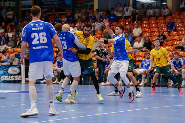 2. Handball-Bundesliga - 3. Spieltag: Dessau-Roßlauer HV 06 - VfL Eintracht Hagen Valentin Neagu (Dessau-Roßlauer HV 06, 13) und Juan de la Pena (VfL Eintracht Hagen, 13) im Zweikampf am 11.09.2026 in der Anhalt-Arena, Dessau-Roßlau (Sachsen-Anhalt) Dessau-Roßlau Anhalt-Arena Sachsen-Anhalt Deutschland