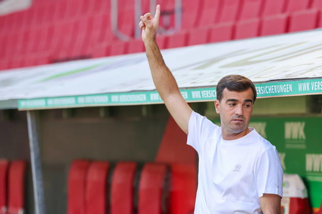 Carles Martinez (Bayer 04 Leverkusen, Chef-Trainer) vor dem Spiel, gestikuliert, Gesten, Gestik, GER, FC Augsburg vs. Bayer 04 Leverkusen, Fussball, Bundesliga, 3. Spieltag, Saison 2026 2027, 12.09.2026, DFL DFB REGULATIONS PROHIBIT ANY USE OF PHOTOGRAPHS as IMAGE SEQUENCES and or QUASI-VIDEO, GER, FC Augsburg vs. Bayer 04 Leverkusen, Fussball, Bundesliga, 3. Spieltag, Saison 2026 2027, 12.09.2026 Augsburg Copyright: xEibner-Pressefoto JennixMaulx EP_JML