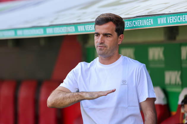 Carles Martinez (Bayer 04 Leverkusen, Chef-Trainer) vor dem Spiel, gestikuliert, Gesten, Gestik, GER, FC Augsburg vs. Bayer 04 Leverkusen, Fussball, Bundesliga, 3. Spieltag, Saison 2026 2027, 12.09.2026, DFL DFB REGULATIONS PROHIBIT ANY USE OF PHOTOGRAPHS as IMAGE SEQUENCES and or QUASI-VIDEO, GER, FC Augsburg vs. Bayer 04 Leverkusen, Fussball, Bundesliga, 3. Spieltag, Saison 2026 2027, 12.09.2026 Augsburg Copyright: xEibner-Pressefoto JennixMaulx EP_JML