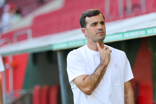 Carles Martinez (Bayer 04 Leverkusen, Chef-Trainer) vor dem Spiel, Gesten, Gestik, GER, FC Augsburg vs. Bayer 04 Leverkusen, Fussball, Bundesliga, 3. Spieltag, Saison 2026 2027, 12.09.2026, DFL DFB REGULATIONS PROHIBIT ANY USE OF PHOTOGRAPHS as IMAGE SEQUENCES and or QUASI-VIDEO, GER, FC Augsburg vs. Bayer 04 Leverkusen, Fussball, Bundesliga, 3. Spieltag, Saison 2026 2027, 12.09.2026 Augsburg Copyright: xEibner-Pressefoto JennixMaulx EP_JML