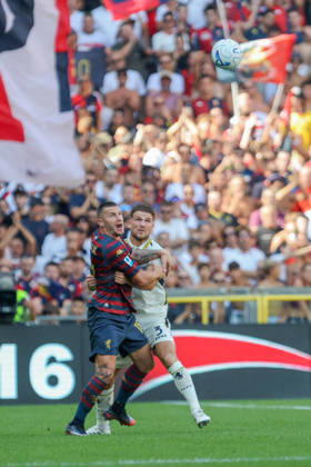 Genoa™s Milutin Osmajic fights for the ball with Frosinone s Gabriele Calvani during the Serie A soccer match between Genoa and Frosinone at the Luigi Ferraris Stadium in Genoa, Italy - Saturday, September 12, 2026. - Soccer . Copyright: xTanoxPecoraro LaPressex