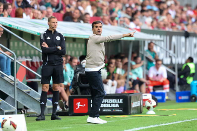 Carles Martinez (Bayer 04 Leverkusen, Chef-Trainer) gestikuliert, GER, FC Augsburg vs. Bayer 04 Leverkusen, Fussball, Bundesliga, 3. Spieltag, Saison 2026 2027, 12.09.2026, DFL DFB REGULATIONS PROHIBIT ANY USE OF PHOTOGRAPHS as IMAGE SEQUENCES and or QUASI-VIDEO, GER, FC Augsburg vs. Bayer 04 Leverkusen, Fussball, Bundesliga, 3. Spieltag, Saison 2026 2027, 12.09.2026 Augsburg Copyright: xEibner-Pressefoto JennixMaulx EP_JML