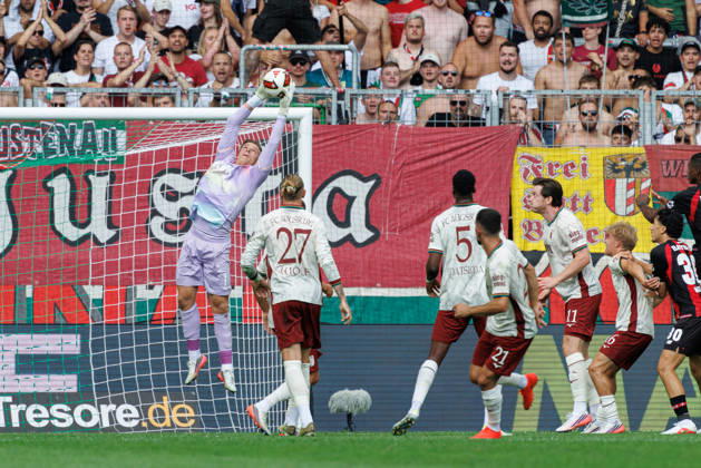 Finn Dahmen (1, FC Augsburg), hält den Ball sicher beim Spiel zwischen FC Augsburg v Bayer 04 Leverkusen, Fussball, Herren, Bundesliga, 2026 2027, 3.Spieltag am 12.09.2026 in Augsburg, WWK ARENA. DFL and DFB regulations prohibit any use of photographs as image sequences and or quasi-video. Bayern Deutschland