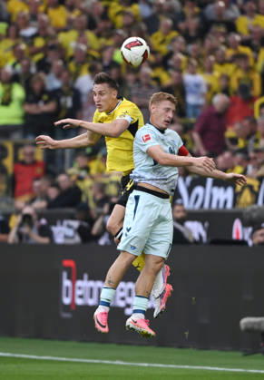 Nico Schlotterbeck (Borussia Dortmund), li., gegen Laurin Curda (SC Paderborn) 12.09.2026, Fussball 1. Bundesliga, Saison 2026 2027, 3. Spieltag, Borussia Dortmund - SC Paderborn 07 DFL regulations prohibit any use of photographs as image sequences and or quasi-video Dortmund Signal Iduna Park Nordrhein Westfalen Deutschland