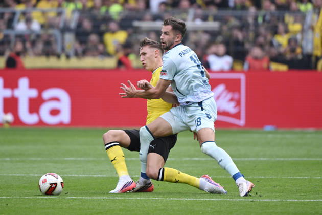 Nico Schlotterbeck (Borussia Dortmund), li., gegen Marvin Pieringer (SC Paderborn) 12.09.2026, Fussball 1. Bundesliga, Saison 2026 2027, 3. Spieltag, Borussia Dortmund - SC Paderborn 07 DFL regulations prohibit any use of photographs as image sequences and or quasi-video Dortmund Signal Iduna Park Nordrhein Westfalen Deutschland