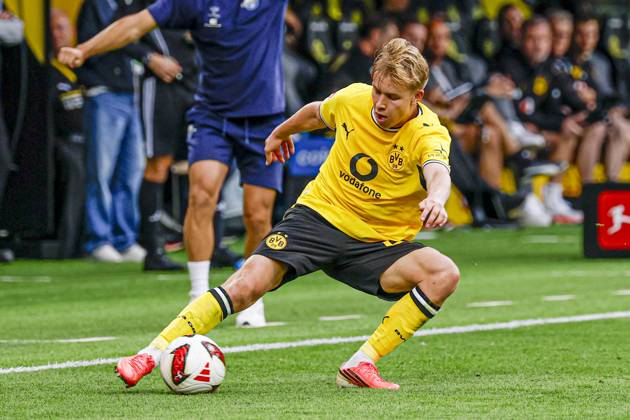 DORTMUND - Daniel Svensson of Borussia Dortmund runs with the ball during the Bundesliga match between Borussia Dortmund and SC Paderborn 07 at Signal Iduna Park on September 12, 2026, in Dortmund, Germany. MARCEL TER BALS ANP Bundesliga 2026 27 xVIxANPxSportx xMarcelxterxBalsxIVx 568305998 originalFilename: 568305998