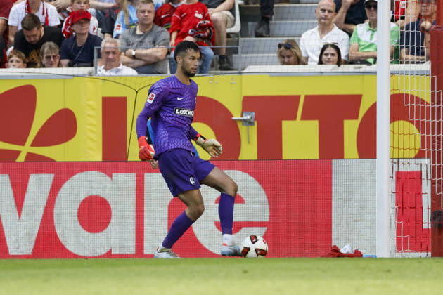Mio Backhaus (SC Freiburg, 01) am Ball , Deutschland, Fussball, 1. Bundesliga, 3.Spieltag, 2026 2027, SC Freiburg vs. Borussia Mönchengladbach, 12.09.2026, Freiburg im Breisgau Europa-Park Stadion Deutschland Copyright: xGrantxHubbsx