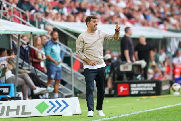 Carles Martinez (Bayer 04 Leverkusen, Chef-Trainer) gestikuliert, Gesten, Gestik, GER, FC Augsburg vs. Bayer 04 Leverkusen, Fussball, Bundesliga, 3. Spieltag, Saison 2026 2027, 12.09.2026, DFL DFB REGULATIONS PROHIBIT ANY USE OF PHOTOGRAPHS as IMAGE SEQUENCES and or QUASI-VIDEO, GER, FC Augsburg vs. Bayer 04 Leverkusen, Fussball, Bundesliga, 3. Spieltag, Saison 2026 2027, 12.09.2026 Augsburg Copyright: xEibner-Pressefoto JennixMaulx EP_JML