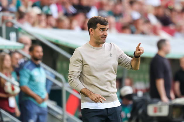 Carles Martinez (Bayer 04 Leverkusen, Chef-Trainer) gestikuliert, Gesten, Gestik, GER, FC Augsburg vs. Bayer 04 Leverkusen, Fussball, Bundesliga, 3. Spieltag, Saison 2026 2027, 12.09.2026, DFL DFB REGULATIONS PROHIBIT ANY USE OF PHOTOGRAPHS as IMAGE SEQUENCES and or QUASI-VIDEO, GER, FC Augsburg vs. Bayer 04 Leverkusen, Fussball, Bundesliga, 3. Spieltag, Saison 2026 2027, 12.09.2026 Augsburg Copyright: xEibner-Pressefoto JennixMaulx EP_JML