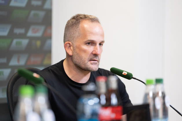 Manuel Baum (Trainer Augsburg) bei der Pressekonferenz nach dem Bundesligaspiel FC Augsburg - Bayer 04 Leverkusen am 12.09.2026. Augsburg WWK Arena Bayern Deutschland