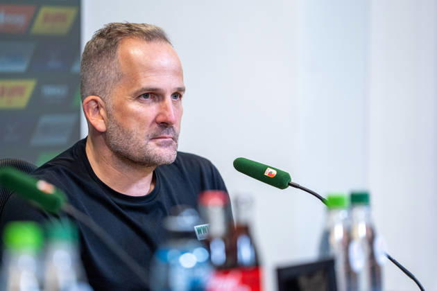 Manuel Baum (Trainer Augsburg) bei der Pressekonferenz nach dem Bundesligaspiel FC Augsburg - Bayer 04 Leverkusen am 12.09.2026. Augsburg WWK Arena Bayern Deutschland