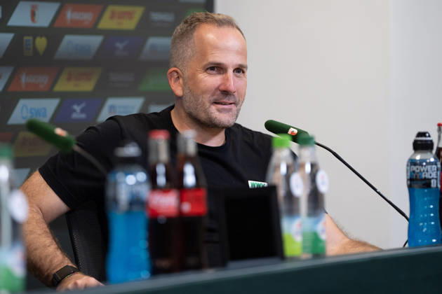 Manuel Baum (Trainer Augsburg) bei der Pressekonferenz nach dem Bundesligaspiel FC Augsburg - Bayer 04 Leverkusen am 12.09.2026. Augsburg WWK Arena Bayern Deutschland