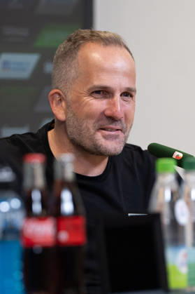Manuel Baum (Trainer Augsburg) bei der Pressekonferenz nach dem Bundesligaspiel FC Augsburg - Bayer 04 Leverkusen am 12.09.2026. Augsburg WWK Arena Bayern Deutschland