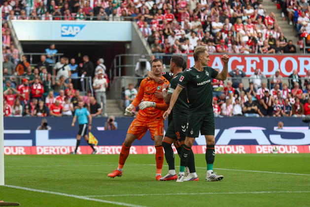 12.09.2026, GER, Fussball, Herren, Bundesliga , 1. Bundesliga, Saison 2026 2027, 1. FC Köln - SV Werder Bremen Karl Hein (SVW) hält Elfmeter und jubeltbelt mit der Mannschaft Copyright: xSvenxHanischx