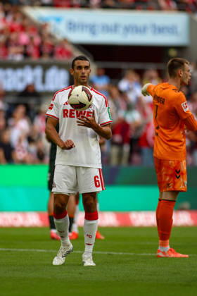 12.09.2026, GER, Fussball, Herren, Bundesliga , 1. Bundesliga, Saison 2026 2027, 1. FC Köln - SV Werder Bremen Ellyes Skhiri (KOE) hat den Ball in der Hand vor dem Elfmeter von Thijs Dallinga (KOE) Copyright: xSvenxHanischx