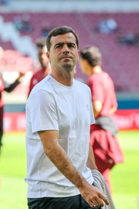 Carles Martinez (Bayer 04 Leverkusen, Chef-Trainer) vor dem Spiel, Freisteller, Portrait, Portraet, GER, FC Augsburg vs. Bayer 04 Leverkusen, Fussball, Bundesliga, 3. Spieltag, Saison 2026 2027, 12.09.2026, DFL DFB REGULATIONS PROHIBIT ANY USE OF PHOTOGRAPHS as IMAGE SEQUENCES and or QUASI-VIDEO, GER, FC Augsburg vs. Bayer 04 Leverkusen, Fussball, Bundesliga, 3. Spieltag, Saison 2026 2027, 12.09.2026 Augsburg Copyright: xEibner-Pressefoto JennixMaulx EP_JML