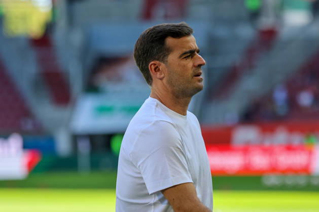 Carles Martinez (Bayer 04 Leverkusen, Chef-Trainer) vor dem Spiel, Freisteller, Portrait, Portraet, von der Seite, seitlich, GER, FC Augsburg vs. Bayer 04 Leverkusen, Fussball, Bundesliga, 3. Spieltag, Saison 2026 2027, 12.09.2026, DFL DFB REGULATIONS PROHIBIT ANY USE OF PHOTOGRAPHS as IMAGE SEQUENCES and or QUASI-VIDEO, GER, FC Augsburg vs. Bayer 04 Leverkusen, Fussball, Bundesliga, 3. Spieltag, Saison 2026 2027, 12.09.2026 Augsburg Copyright: xEibner-Pressefoto JennixMaulx EP_JML
