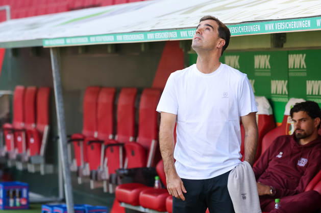 Carles Martinez (Bayer 04 Leverkusen, Chef-Trainer) vor dem Spiel, schaut nach oben, GER, FC Augsburg vs. Bayer 04 Leverkusen, Fussball, Bundesliga, 3. Spieltag, Saison 2026 2027, 12.09.2026, DFL DFB REGULATIONS PROHIBIT ANY USE OF PHOTOGRAPHS as IMAGE SEQUENCES and or QUASI-VIDEO, GER, FC Augsburg vs. Bayer 04 Leverkusen, Fussball, Bundesliga, 3. Spieltag, Saison 2026 2027, 12.09.2026 Augsburg Copyright: xEibner-Pressefoto JennixMaulx EP_JML