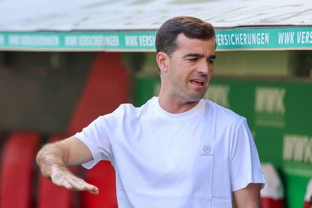 Carles Martinez (Bayer 04 Leverkusen, Chef-Trainer) vor dem Spiel, Freisteller, gestikuliert, Geste, Gesten, Gestik, GER, FC Augsburg vs. Bayer 04 Leverkusen, Fussball, Bundesliga, 3. Spieltag, Saison 2026 2027, 12.09.2026, DFL DFB REGULATIONS PROHIBIT ANY USE OF PHOTOGRAPHS as IMAGE SEQUENCES and or QUASI-VIDEO, GER, FC Augsburg vs. Bayer 04 Leverkusen, Fussball, Bundesliga, 3. Spieltag, Saison 2026 2027, 12.09.2026 Augsburg Copyright: xEibner-Pressefoto JennixMaulx EP_JML