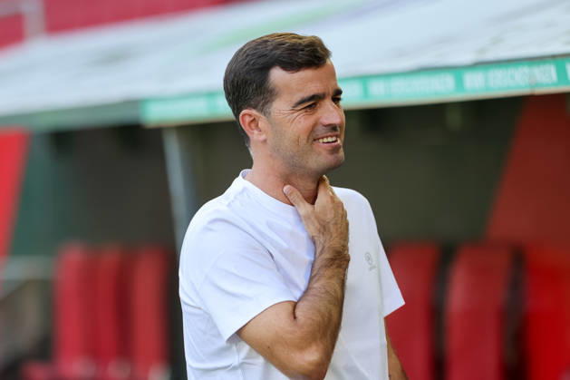 Carles Martinez (Bayer 04 Leverkusen, Chef-Trainer) vor dem Spiel, Freisteller, Portrait, Portraet, von der Seite, seitlich, GER, FC Augsburg vs. Bayer 04 Leverkusen, Fussball, Bundesliga, 3. Spieltag, Saison 2026 2027, 12.09.2026, DFL DFB REGULATIONS PROHIBIT ANY USE OF PHOTOGRAPHS as IMAGE SEQUENCES and or QUASI-VIDEO, GER, FC Augsburg vs. Bayer 04 Leverkusen, Fussball, Bundesliga, 3. Spieltag, Saison 2026 2027, 12.09.2026 Augsburg Copyright: xEibner-Pressefoto JennixMaulx EP_JML