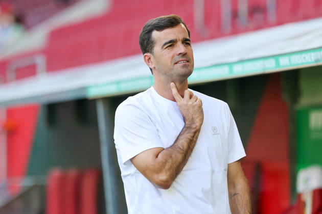 Carles Martinez (Bayer 04 Leverkusen, Chef-Trainer) vor dem Spiel, Freisteller, Portrait, Portraet, Gesten, Geste, Gestik, GER, FC Augsburg vs. Bayer 04 Leverkusen, Fussball, Bundesliga, 3. Spieltag, Saison 2026 2027, 12.09.2026, DFL DFB REGULATIONS PROHIBIT ANY USE OF PHOTOGRAPHS as IMAGE SEQUENCES and or QUASI-VIDEO, GER, FC Augsburg vs. Bayer 04 Leverkusen, Fussball, Bundesliga, 3. Spieltag, Saison 2026 2027, 12.09.2026 Augsburg Copyright: xEibner-Pressefoto JennixMaulx EP_JML