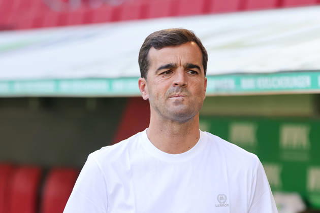 Carles Martinez (Bayer 04 Leverkusen, Chef-Trainer) vor dem Spiel, Freisteller, Portrait, Portraet, Mimik, GER, FC Augsburg vs. Bayer 04 Leverkusen, Fussball, Bundesliga, 3. Spieltag, Saison 2026 2027, 12.09.2026, DFL DFB REGULATIONS PROHIBIT ANY USE OF PHOTOGRAPHS as IMAGE SEQUENCES and or QUASI-VIDEO, GER, FC Augsburg vs. Bayer 04 Leverkusen, Fussball, Bundesliga, 3. Spieltag, Saison 2026 2027, 12.09.2026 Augsburg Copyright: xEibner-Pressefoto JennixMaulx EP_JML