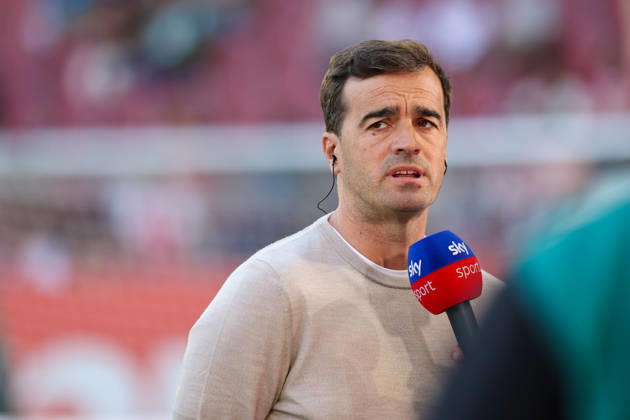 Carles Martinez (Bayer 04 Leverkusen, Chef-Trainer) beim Interview vor dem Spiel, GER, FC Augsburg vs. Bayer 04 Leverkusen, Fussball, Bundesliga, 3. Spieltag, Saison 2026 2027, 12.09.2026, DFL DFB REGULATIONS PROHIBIT ANY USE OF PHOTOGRAPHS as IMAGE SEQUENCES and or QUASI-VIDEO, GER, FC Augsburg vs. Bayer 04 Leverkusen, Fussball, Bundesliga, 3. Spieltag, Saison 2026 2027, 12.09.2026 Augsburg Copyright: xEibner-Pressefoto JennixMaulx EP_JML