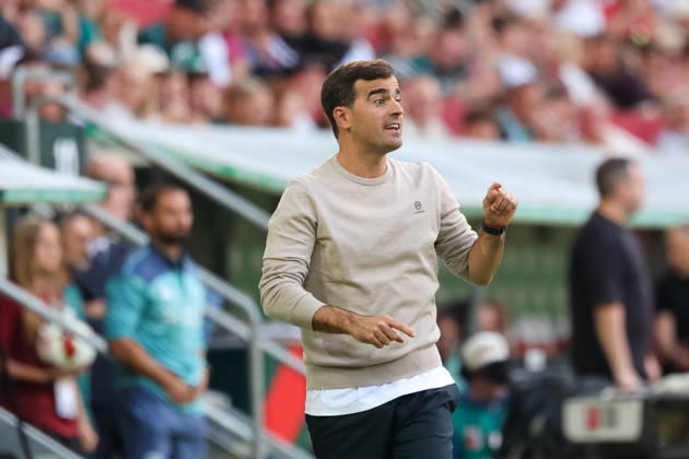 Carles Martinez (Bayer 04 Leverkusen, Chef-Trainer) gestikuliert, Gesten, Geste, Gestik, Freisteller, GER, FC Augsburg vs. Bayer 04 Leverkusen, Fussball, Bundesliga, 3. Spieltag, Saison 2026 2027, 12.09.2026, DFL DFB REGULATIONS PROHIBIT ANY USE OF PHOTOGRAPHS as IMAGE SEQUENCES and or QUASI-VIDEO, GER, FC Augsburg vs. Bayer 04 Leverkusen, Fussball, Bundesliga, 3. Spieltag, Saison 2026 2027, 12.09.2026 Augsburg Copyright: xEibner-Pressefoto JennixMaulx EP_JML