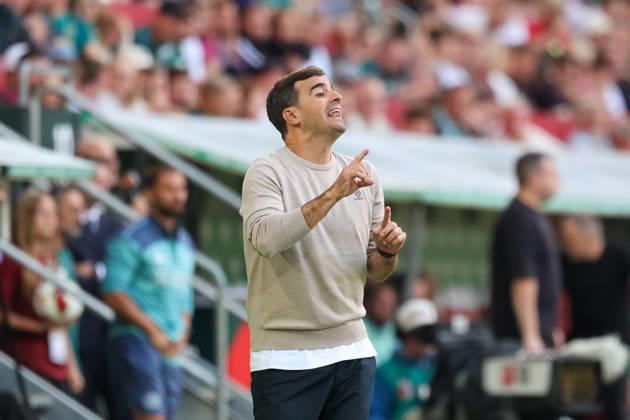 Carles Martinez (Bayer 04 Leverkusen, Chef-Trainer) gestikuliert, Gesten, Geste, Gestik, Freisteller, GER, FC Augsburg vs. Bayer 04 Leverkusen, Fussball, Bundesliga, 3. Spieltag, Saison 2026 2027, 12.09.2026, DFL DFB REGULATIONS PROHIBIT ANY USE OF PHOTOGRAPHS as IMAGE SEQUENCES and or QUASI-VIDEO, GER, FC Augsburg vs. Bayer 04 Leverkusen, Fussball, Bundesliga, 3. Spieltag, Saison 2026 2027, 12.09.2026 Augsburg Copyright: xEibner-Pressefoto JennixMaulx EP_JML