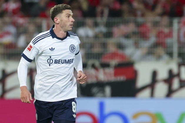 Robin Gosens (FC Schalke 04) schaut waehrend des Spiels der 1. Bundesliga zwischen 1. FC Union Berlin und FC Schalke 04, Stadion an der alten Foersterei am 11. September 2026 in Berlin, Deutschland. (Foto von Marco Steinbrenner DeFodi Images) +++ Robin Gosens (FC Schalke 04) looks on during the Bundesliga match between 1. FC Union Berlin and FC Schalke 04 at Stadion an der alten Foersterei on September 11, 2026 in Berlin, Germany. (Photo by Marco Steinbrenner DeFodi Images) DFB DFL REGULATIONS PROHIBIT ANY USE OF PHOTOGRAPHS AS IMAGE SEQUENCES AND OR QUASI-VIDEO. (Photo by Marco Steinbrenner DeFodi Images) -