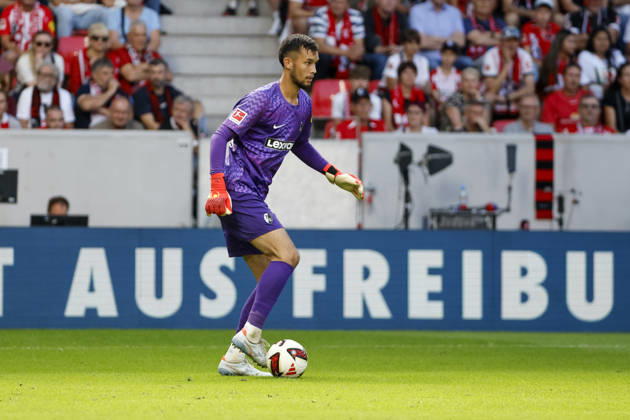 Mio Backhaus (SC Freiburg, 01) am Ball , Deutschland, Fussball, 1. Bundesliga, 3.Spieltag, 2026 2027, SC Freiburg vs. Borussia Mönchengladbach, 12.09.2026, Freiburg im Breisgau Europa-Park Stadion Deutschland Copyright: xGrantxHubbsx