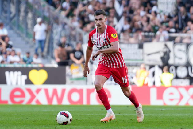 Yannik Engelhardt (SC Freiburg, 16) am Ball , Deutschland, Fussball, 1. Bundesliga, 3.Spieltag, 2026 2027, SC Freiburg vs. Borussia Mönchengladbach, 12.09.2026, Europa-Park Stadion, Freiburg Freiburg Europa-Park Stadion Baden-Württemberg Deutschland Copyright: xArnexAmbergx