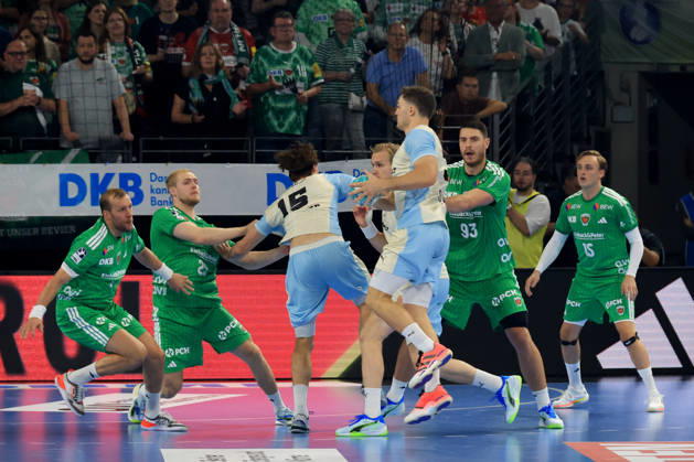 13.09.2026, GER Deutschland, Handball, 1.Bundesliga, 27.08.2026, Saison 2026 2027, Berlin, Fuechse Berlin vs Gummersbach Max Darj ( Fuechse Berlin 5 ), Matthes Langhoff ( Fuechse Berlin 25 ), Mijajlo Marsenic ( Fuechse Berlin 93 ), Tobias Grondahl ( Fuechse Berlin 15 ), MIRO SCHLUROFF ( VfL Gummersbach 15 ) nordphoto GmbH Engler Berlin Max-Schmeling-Halle Berlin Deutschland Copyright: xNordphotox xEnglerx