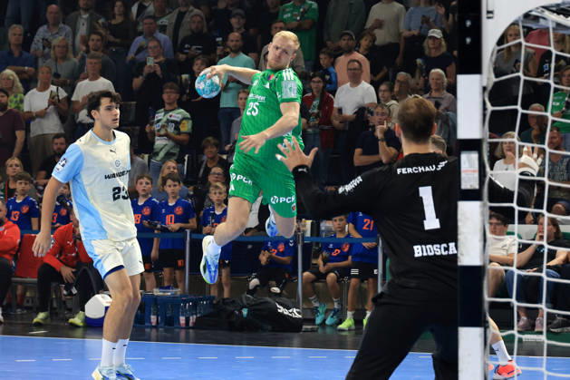 13.09.2026, GER Deutschland, Handball, 1.Bundesliga, 27.08.2026, Saison 2026 2027, Berlin, Fuechse Berlin vs Gummersbach Matthes Langhoff ( Fuechse Berlin 25 ), Ignacio Biosca ( VfL Gummersbach 1 ), Nikola Roganovic ( VfL Gummersbach 23 ) nordphoto GmbH Engler Berlin Max-Schmeling-Halle Berlin Deutschland Copyright: xNordphotox xEnglerx