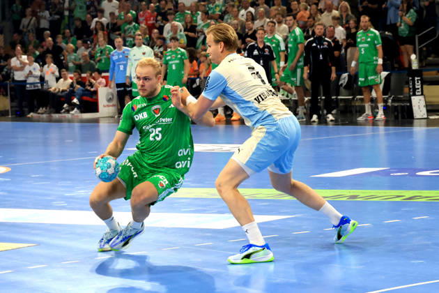 13.09.2026, GER Deutschland, Handball, 1.Bundesliga, 27.08.2026, Saison 2026 2027, Berlin, Fuechse Berlin vs Gummersbach Matthes Langhoff ( Fuechse Berlin 25 ), ELLIDI VIDARSSON ( VfL Gummersbach 4 ) nordphoto GmbH Engler Berlin Max-Schmeling-Halle Berlin Deutschland Copyright: xNordphotox xEnglerx