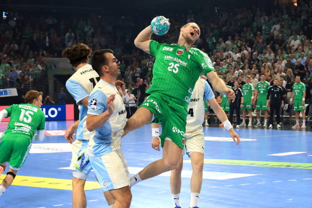 13.09.2026, GER Deutschland, Handball, 1.Bundesliga, 27.08.2026, Saison 2026 2027, Berlin, Fuechse Berlin vs Gummersbach Matthes Langhoff ( Fuechse Berlin 25 ), Milos Vujovic ( VfL Gummersbach 6 ), g nordphoto GmbH Engler Berlin Max-Schmeling-Halle Berlin Deutschland Copyright: xNordphotox xEnglerx